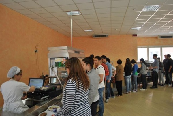 Fila Mensa Immagine di una fila alla mensa